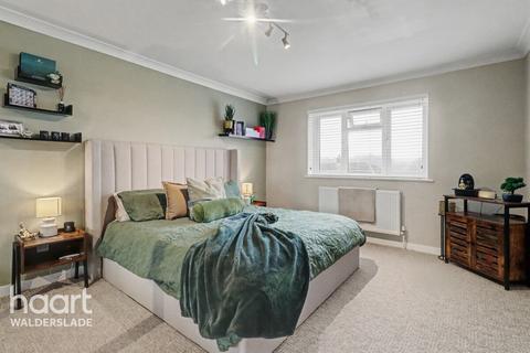 5 bedroom semi-detached house for sale, Field Close, Chatham