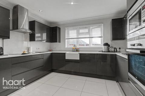 5 bedroom semi-detached house for sale, Field Close, Chatham