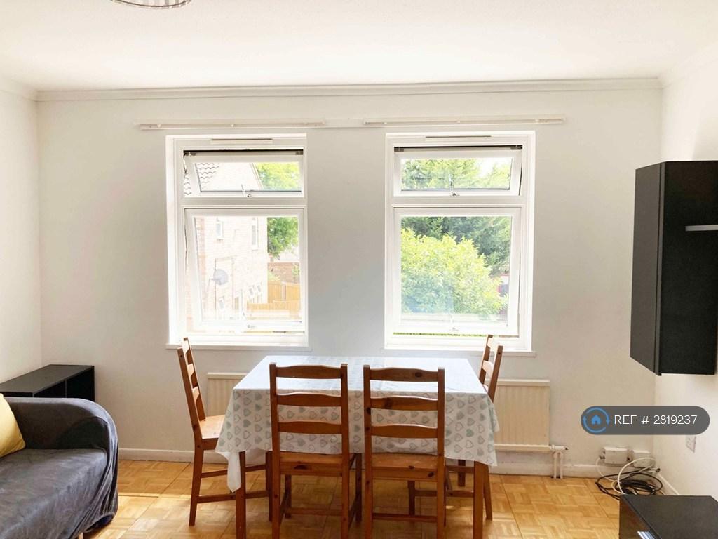Lounge/Dining