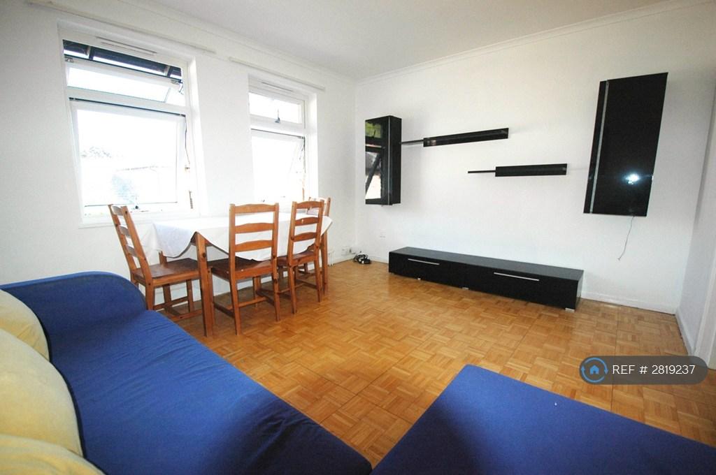 Lounge/Dining