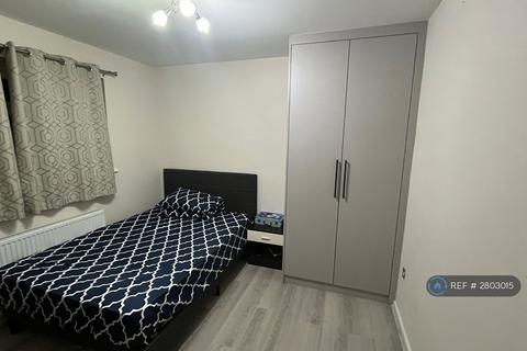 1 bedroom in a house share to rent, Garden Close, Ashford, TW15