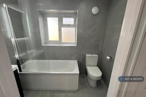 1 bedroom in a house share to rent, Garden Close, Ashford, TW15