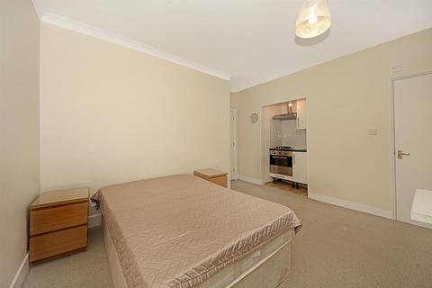 undefined, Ealing Common, W3