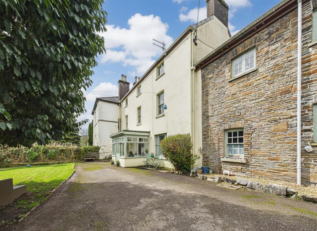 4 bedroom semi-detached house for sale