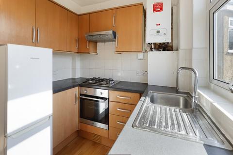 2 bedroom flat to rent, Valley Close, Pinner HA5