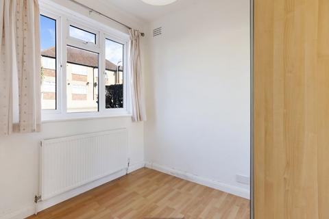 2 bedroom flat to rent, Valley Close, Pinner HA5