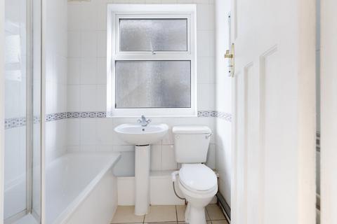 2 bedroom flat to rent, Valley Close, Pinner HA5
