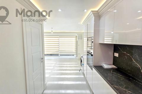 3 bedroom bungalow to rent, Perkins Road, Newbury Park, IG2 7NQ