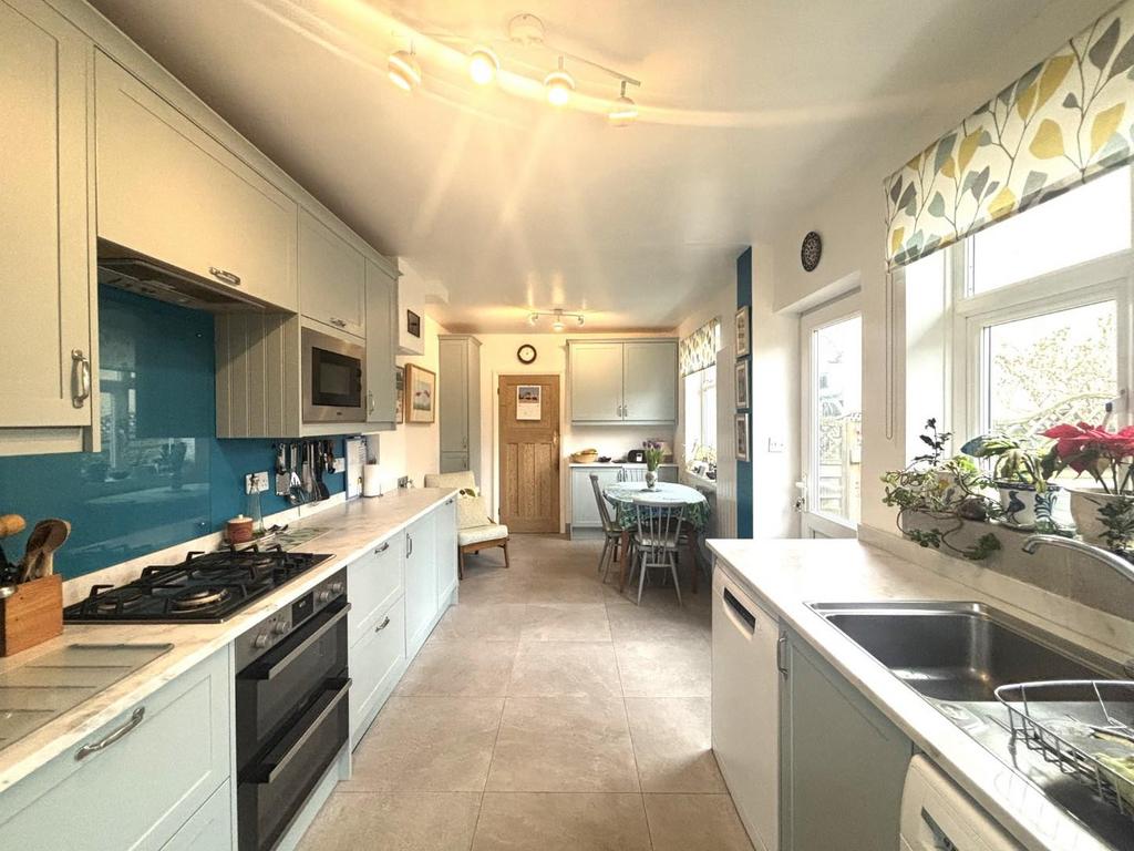 Kitchen 2.jpeg