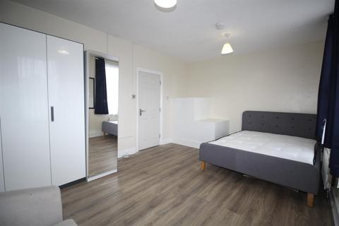 1 bedroom in a house share to rent, Suffolk Road, Enfield