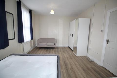 1 bedroom in a house share to rent, Suffolk Road, Enfield