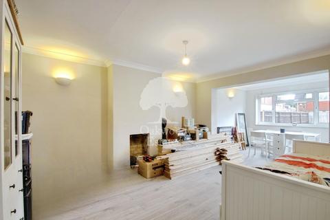 2 bedroom bungalow to rent, Poplar Close, Slough SL3