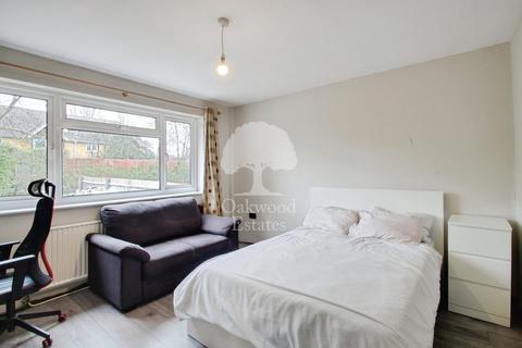 2 bedroom bungalow to rent, Poplar Close, Slough SL3