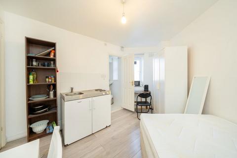 Studio to rent, The Grange Estate, London N2