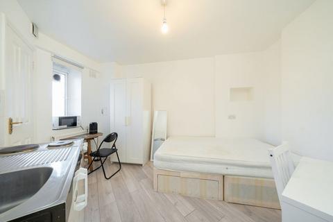 Studio to rent, The Grange Estate, London N2