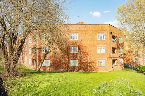 Studio to rent, The Grange Estate, London N2