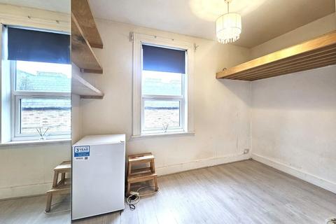 Studio to rent, High Road, N2 9ED