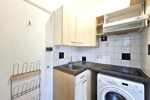 Studio to rent, High Road, N2 9ED