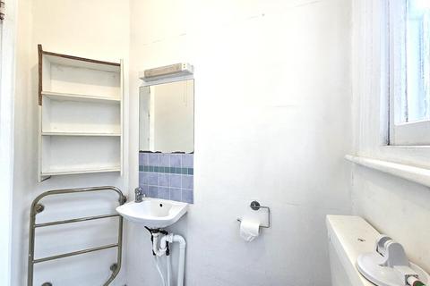 Studio to rent, High Road, N2 9ED