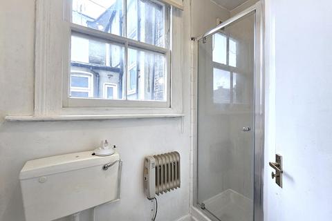 Studio to rent, High Road, N2 9ED