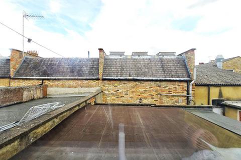 Studio to rent, High Road, N2 9ED