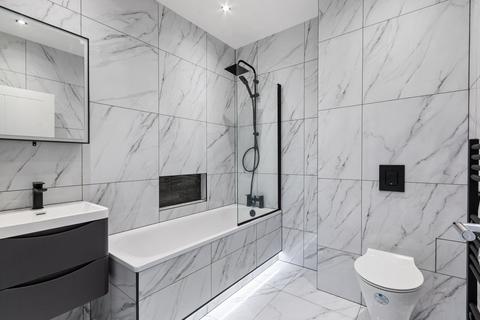 1 bedroom flat for sale, Lennards Court, Chiswick High Road, London W4