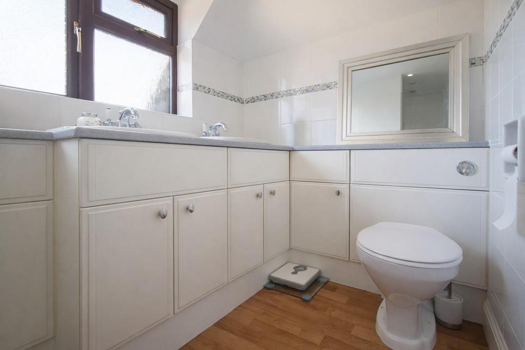 Ensuite B.jpg