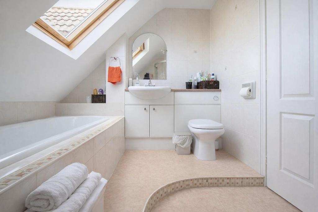 Family Bathroom B.jpg