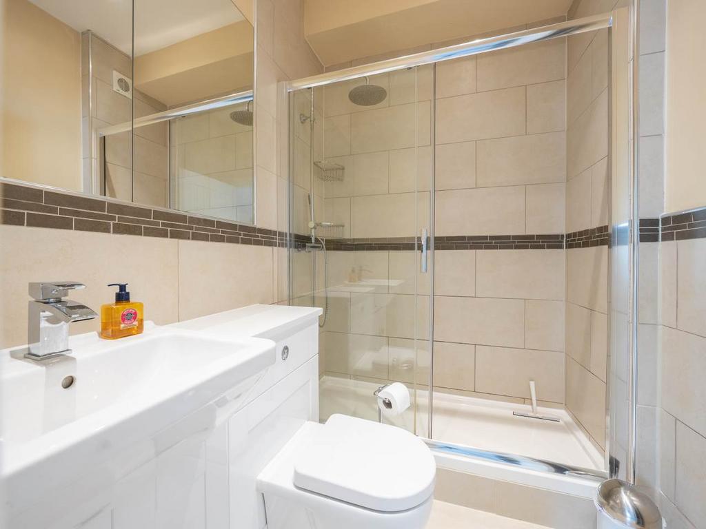 Master ensuite showe