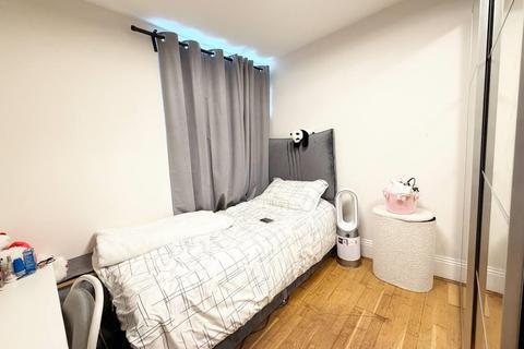 2 bedroom flat to rent, Princess Park Manor, Royal Drive, Friern Barnet
