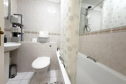 2 bedroom flat to rent, Princess Park Manor, Royal Drive, Friern Barnet