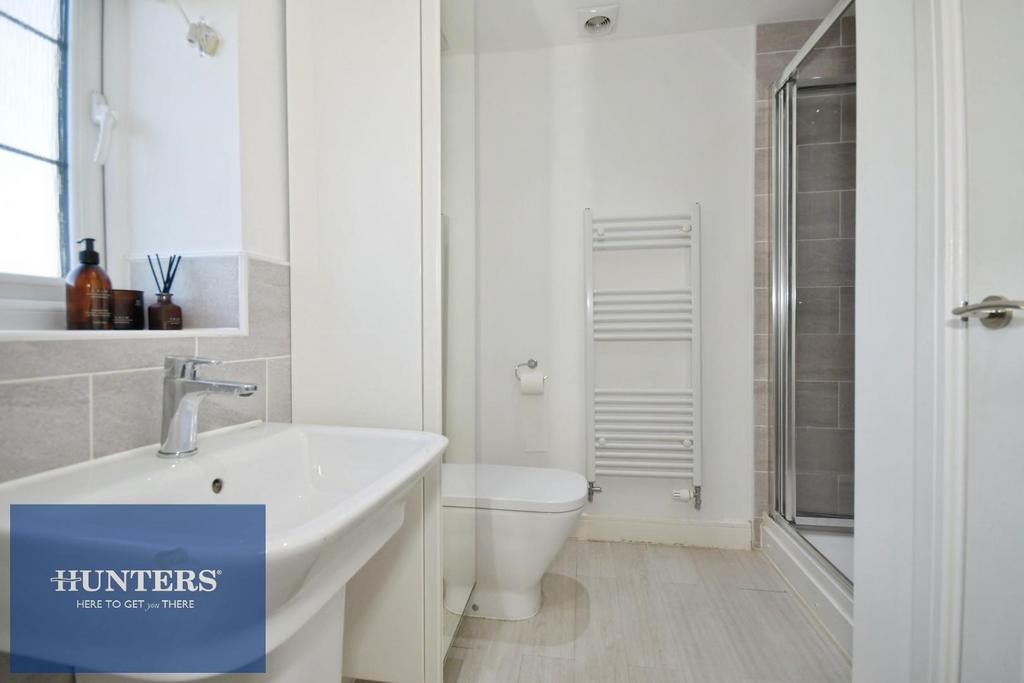 BED 1 ENSUITE.jpg