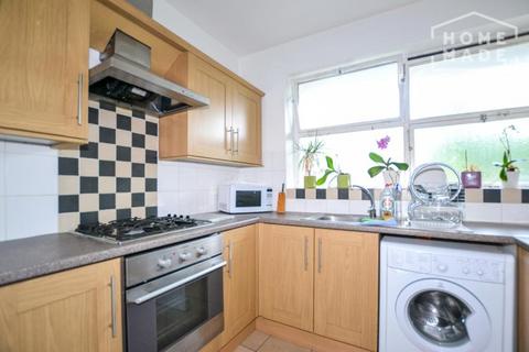 3 bedroom flat to rent, Churchill Gardens Road, London SW1V