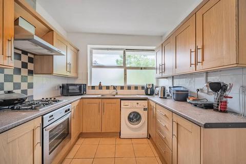 3 bedroom flat to rent, Churchill Gardens Road, London SW1V