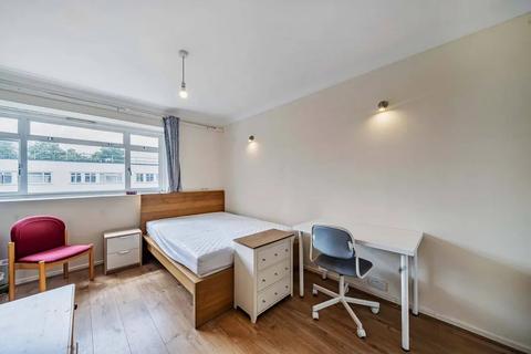 3 bedroom flat to rent, Churchill Gardens Road, London SW1V