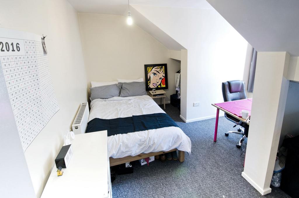 Bright, well-kept double bedroom with a comfort...