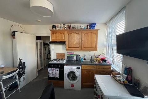 Studio to rent, High Road, London
