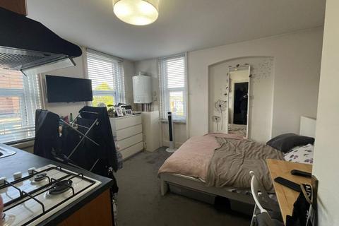 Studio to rent, High Road, London