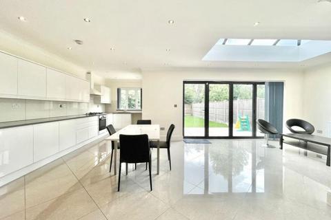 4 bedroom semi-detached house to rent, Saddlescombe Way, London