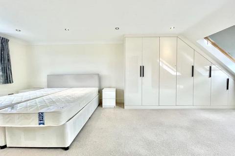 4 bedroom semi-detached house to rent, Saddlescombe Way, London