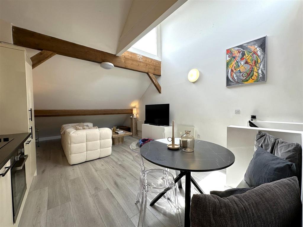 Living/Dining Area 214