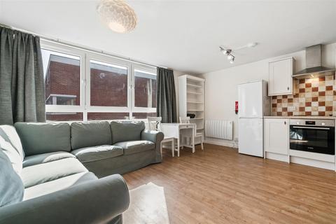 4 bedroom flat to rent, Westbridge Road, London SW11