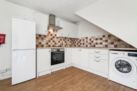 4 bedroom flat to rent, Westbridge Road, London SW11