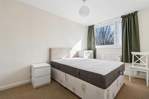 4 bedroom flat to rent, Westbridge Road, London SW11
