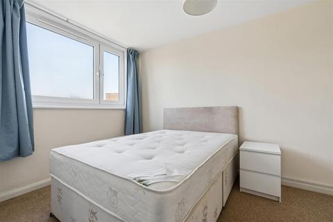 4 bedroom flat to rent, Westbridge Road, London SW11