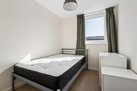4 bedroom flat to rent, Westbridge Road, London SW11