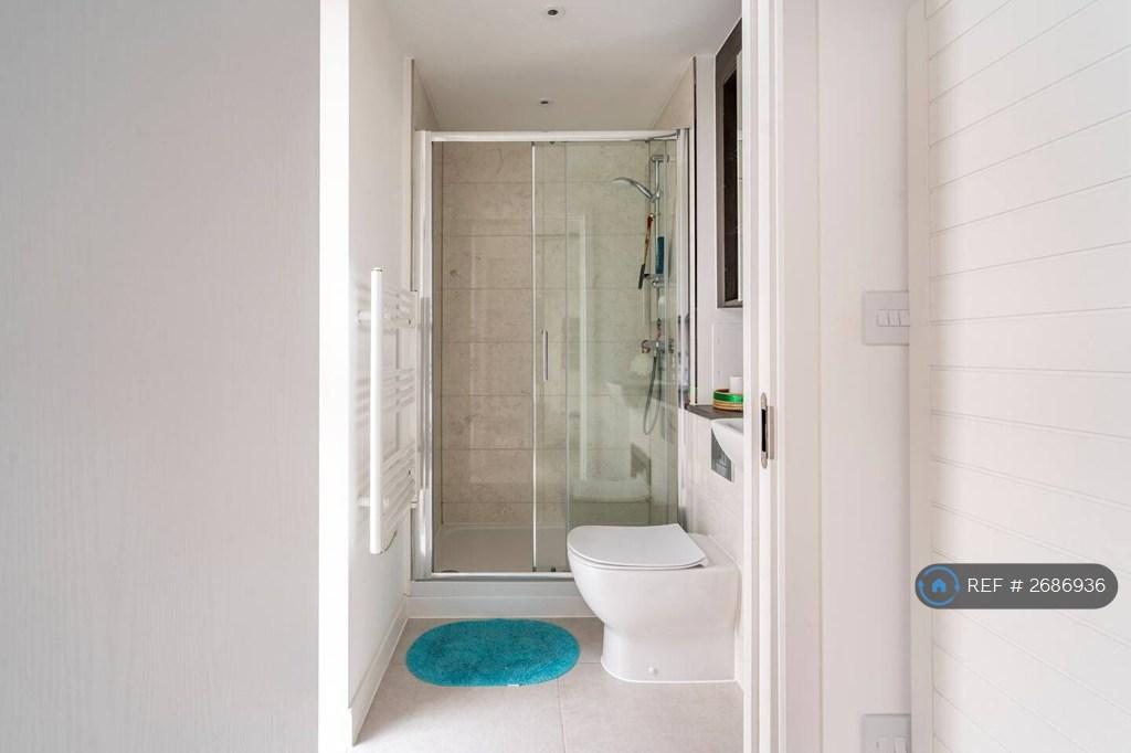 Ensuite Bathroom (2)