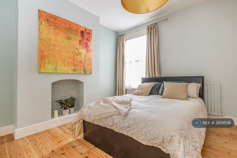 2 bedroom flat to rent, Queenstown Road, London, SW8