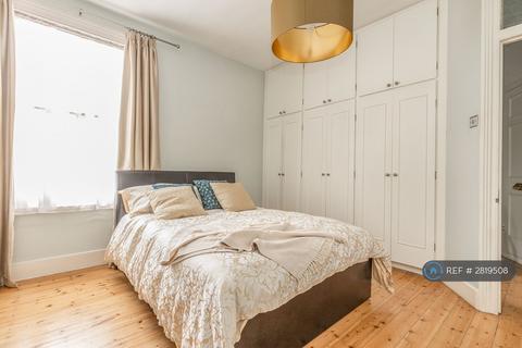 2 bedroom flat to rent, Queenstown Road, London, SW8