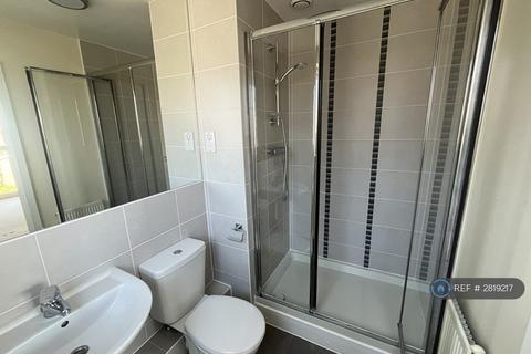 2 bedroom flat to rent, Upton Place, Watford, WD18